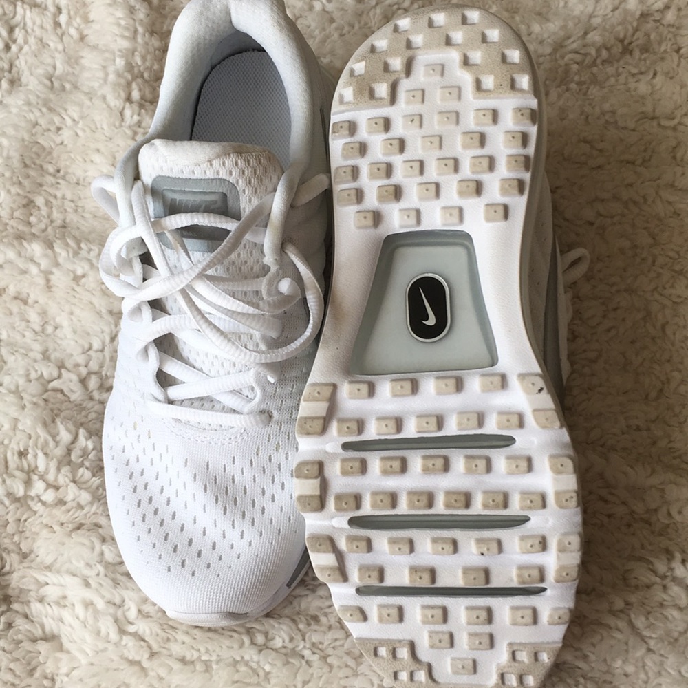 Barely used  size 5 men’s or 6.5 women’s Nike’s